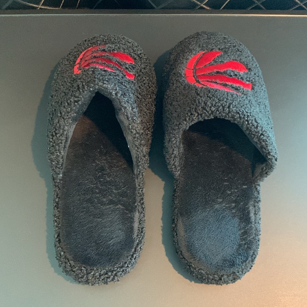 Men’s Raptors Slippers - Picture 8 of 12